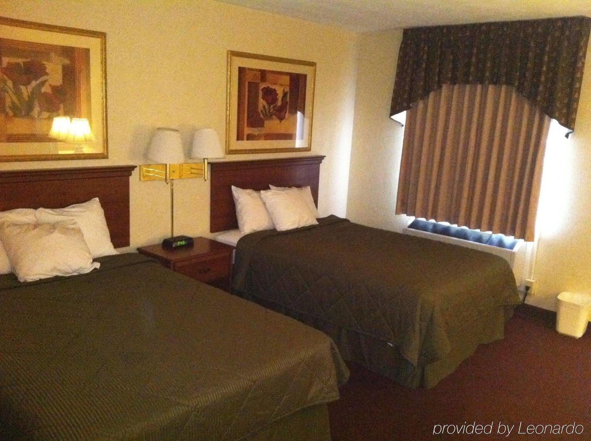 University Manor Inn Buffalo Room photo